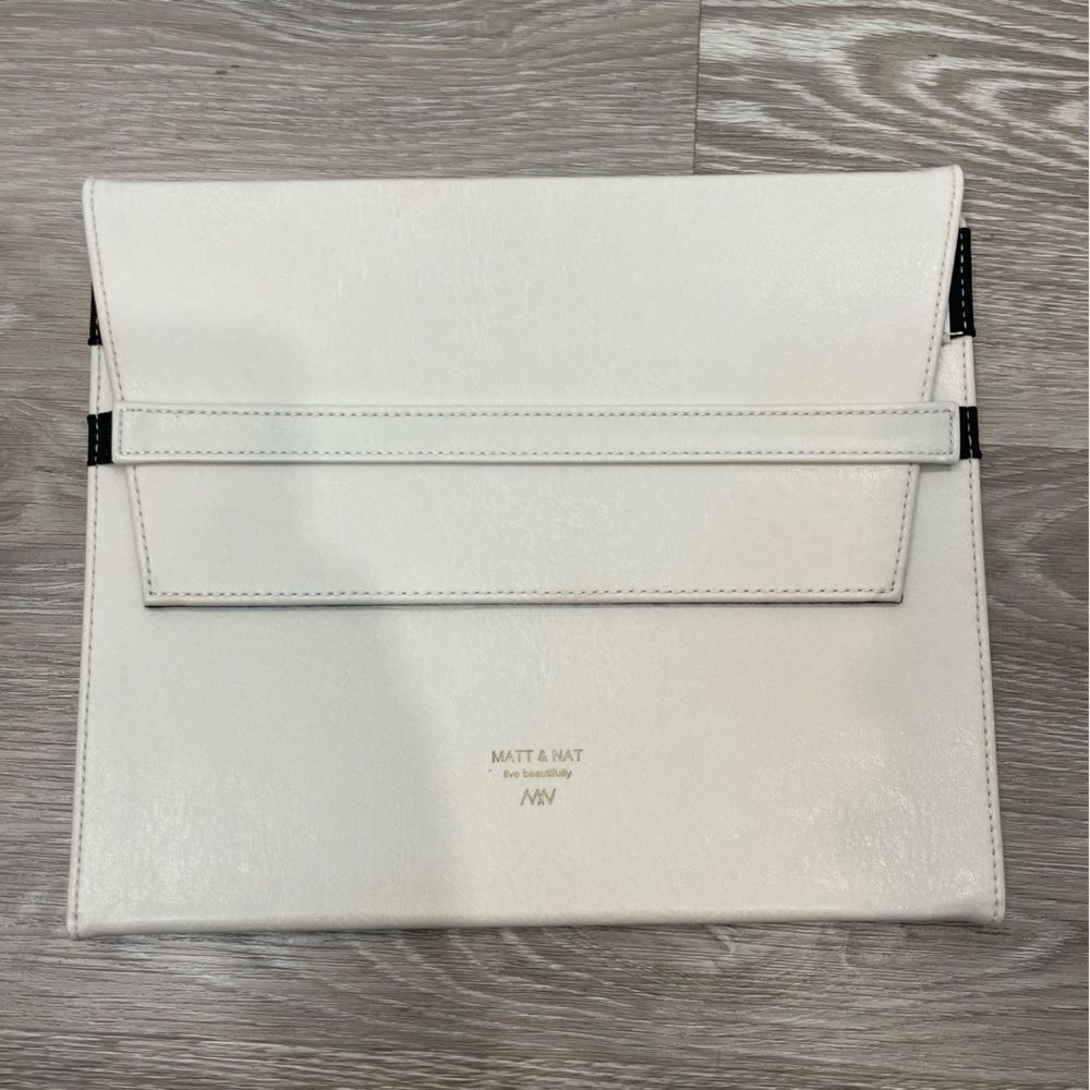 Matt & Nat White Tablet Sleeve